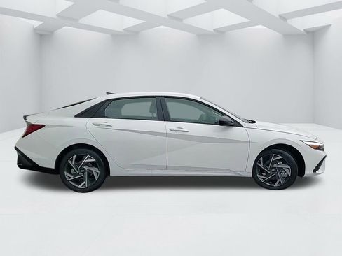 New 2025 Hyundai Elantra SEL image 4