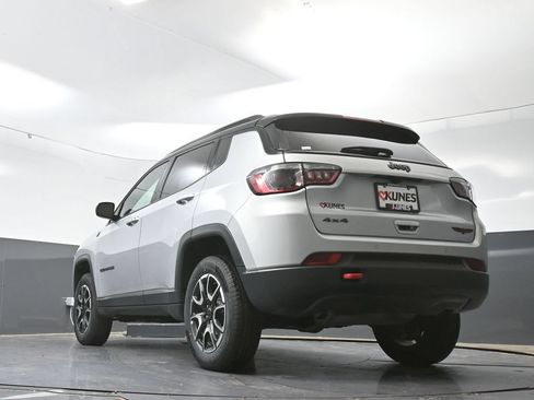 Used 2025 Jeep Compass Trailhawk AWD/4WD image 57