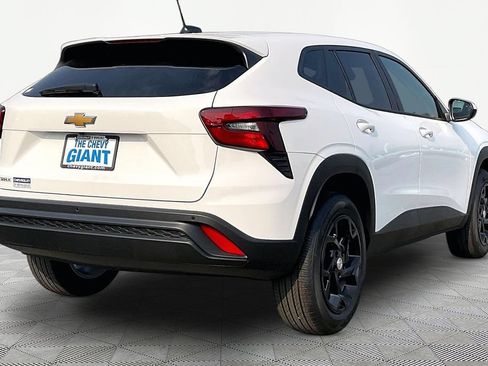 Used 2026 Chevrolet Trax LS w/ LS Convenience Package FWD image 6