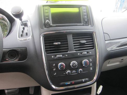 Used 2019 Dodge Grand Caravan SE FWD image 10