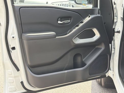 Used 2025 Nissan Frontier SV RWD image 16
