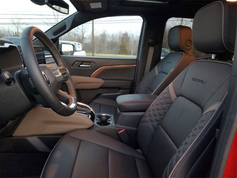 Used 2025 GMC Canyon Denali image 6