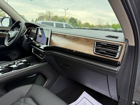 Used 2025 Volkswagen Atlas SE AWD/4WD image 24