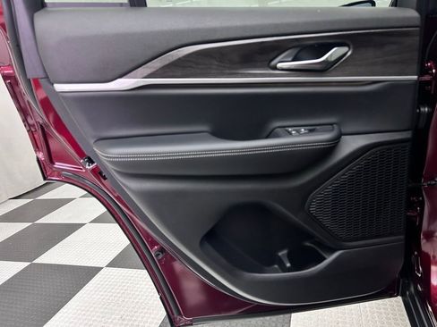 New 2025 Jeep Grand Cherokee Limited w/ Black Appearance Package image 19