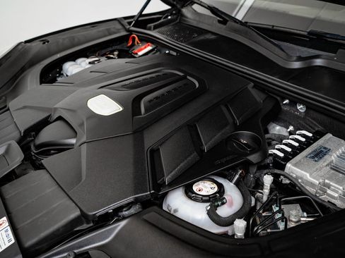 Certified 2022 Porsche Cayenne E-Hybrid w/ Premium Package image 51