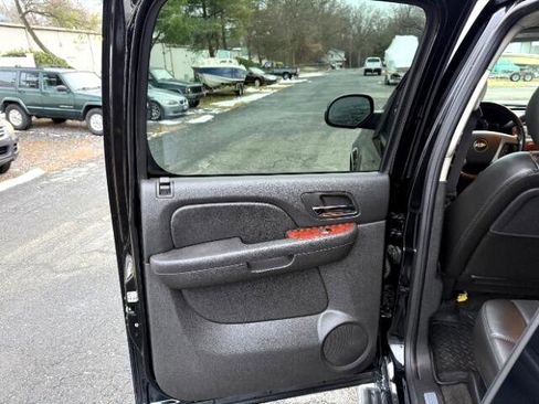 Used 2011 Chevrolet Avalanche LTZ image 19