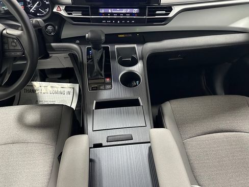 Used 2025 Toyota Sienna LE FWD image 35