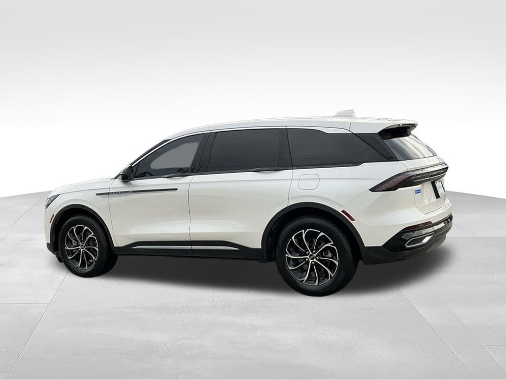 Used 2026 Lincoln Nautilus Premier AWD/4WD image 4