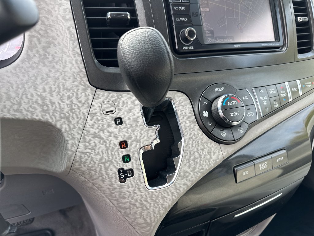 Used 2014 Toyota Sienna LE AWD/4WD image 13