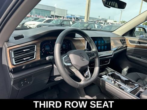 Used 2025 Volkswagen Atlas SE FWD image 9
