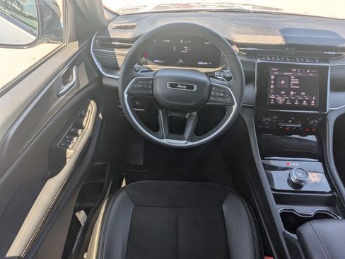 Used 2025 Jeep Grand Cherokee Altitude image 19