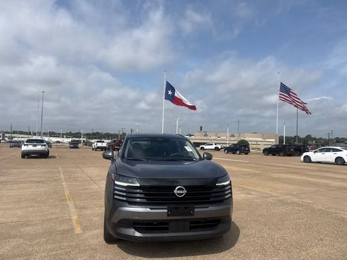Certified 2025 Nissan Kicks SV w/ SV Premium Package FWD image 4