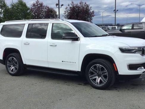 Used 2024 Jeep Wagoneer L Series II w/ Flexible Seating Group image 2