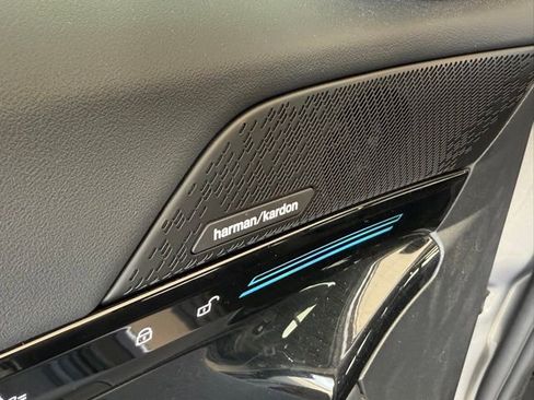 Used 2025 BMW 530i w/ Premium Package image 19