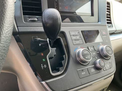 Used 2015 Toyota Sienna LE FWD image 23