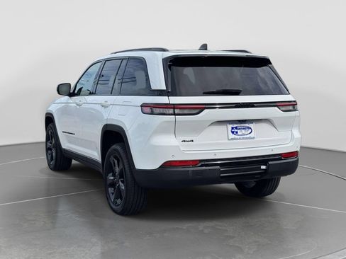 Used 2023 Jeep Grand Cherokee Altitude AWD/4WD image 6