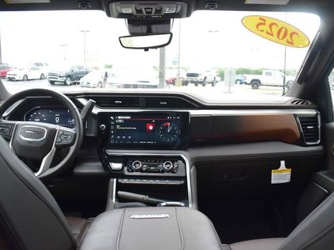 Used 2025 GMC Sierra 2500 Denali w/ Technology Package AWD/4WD image 3