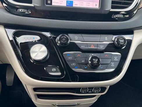 Used 2023 Chrysler Voyager LX FWD image 31