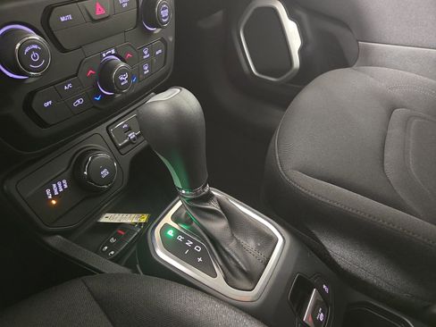 Certified 2018 Jeep Renegade Latitude w/ Cold Weather Group image 23