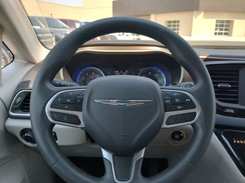 Used 2017 Chrysler Pacifica LX FWD image 18