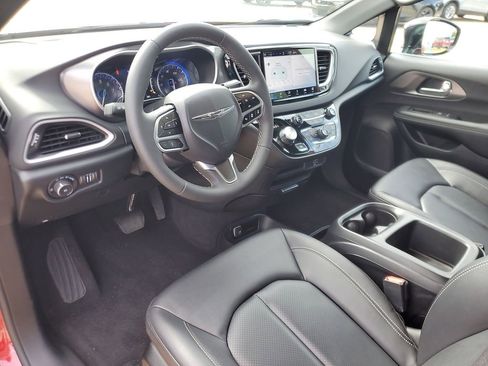 Used 2026 Chrysler Pacifica Select FWD image 15
