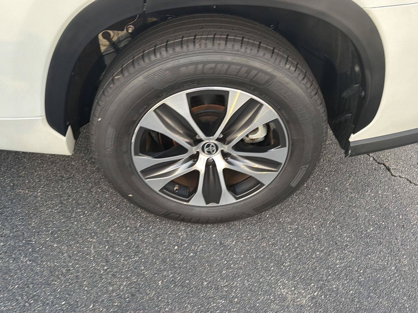 Used 2023 Toyota Highlander XLE FWD image 39