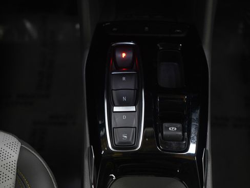 Used 2022 Chevrolet Bolt EUV Premier w/ Launch Edition image 17