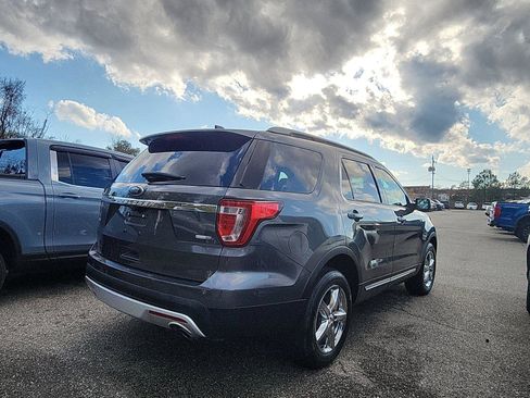 Used 2017 Ford Explorer XLT w/ Equipment Group 202A image 4
