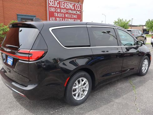 Used 2023 Chrysler Pacifica Touring-L FWD image 3