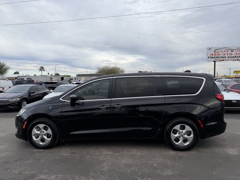 Used 2018 Chrysler Pacifica Touring Plus image 4