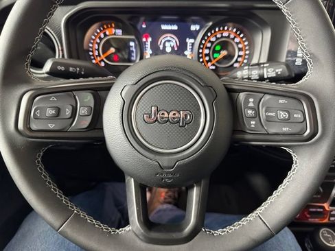 Used 2025 Jeep Wrangler Unlimited Rubicon AWD/4WD image 15