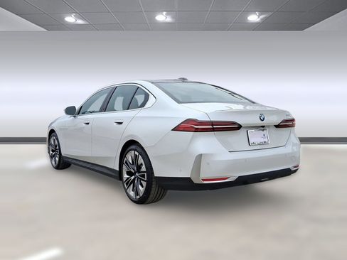 Used 2026 BMW 530i w/ Premium Package RWD image 3