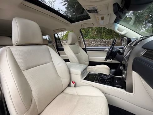 Used 2021 Lexus GX 460 Luxury w/ Sport Design Package AWD/4WD image 23