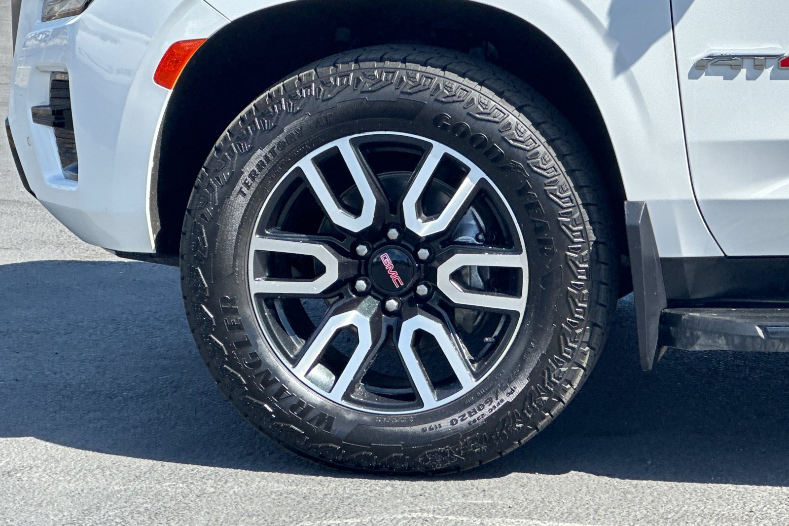 Used 2024 GMC Yukon AT4 w/ Technology Package AWD/4WD image 26