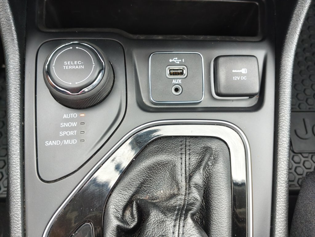 Used 2022 Jeep Cherokee Limited w/ Sun & Sound Group AWD/4WD image 31