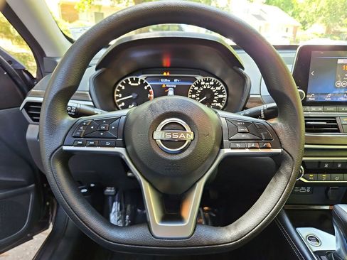 Used 2023 Nissan Altima 2.5 SV FWD image 10