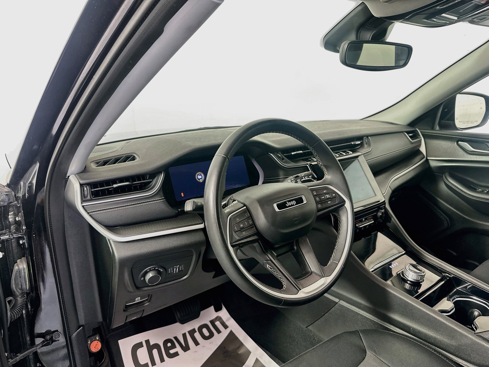 Used 2023 Jeep Grand Cherokee Laredo AWD/4WD image 9