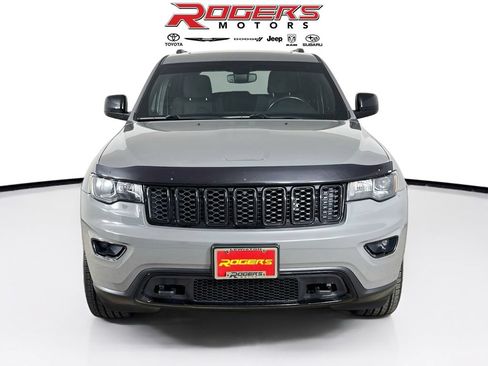 Used 2019 Jeep Grand Cherokee Laredo AWD/4WD image 2