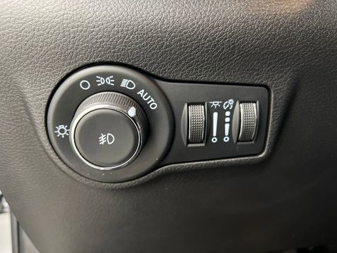 Used 2025 Jeep Compass Trailhawk AWD/4WD image 36