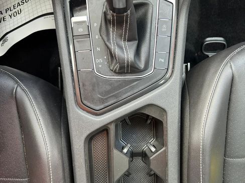 Used 2021 Volkswagen Tiguan SEL FWD image 18