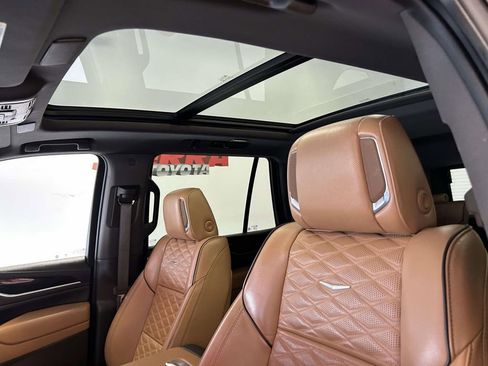 Used 2022 Cadillac Escalade Premium Luxury w/ Performance Package AWD/4WD image 15