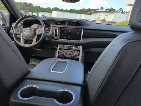Used 2024 GMC Yukon Denali w/ Advanced Technology Package image 18