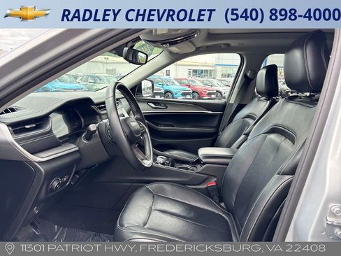 Used 2022 Jeep Grand Cherokee L Limited AWD/4WD image 3