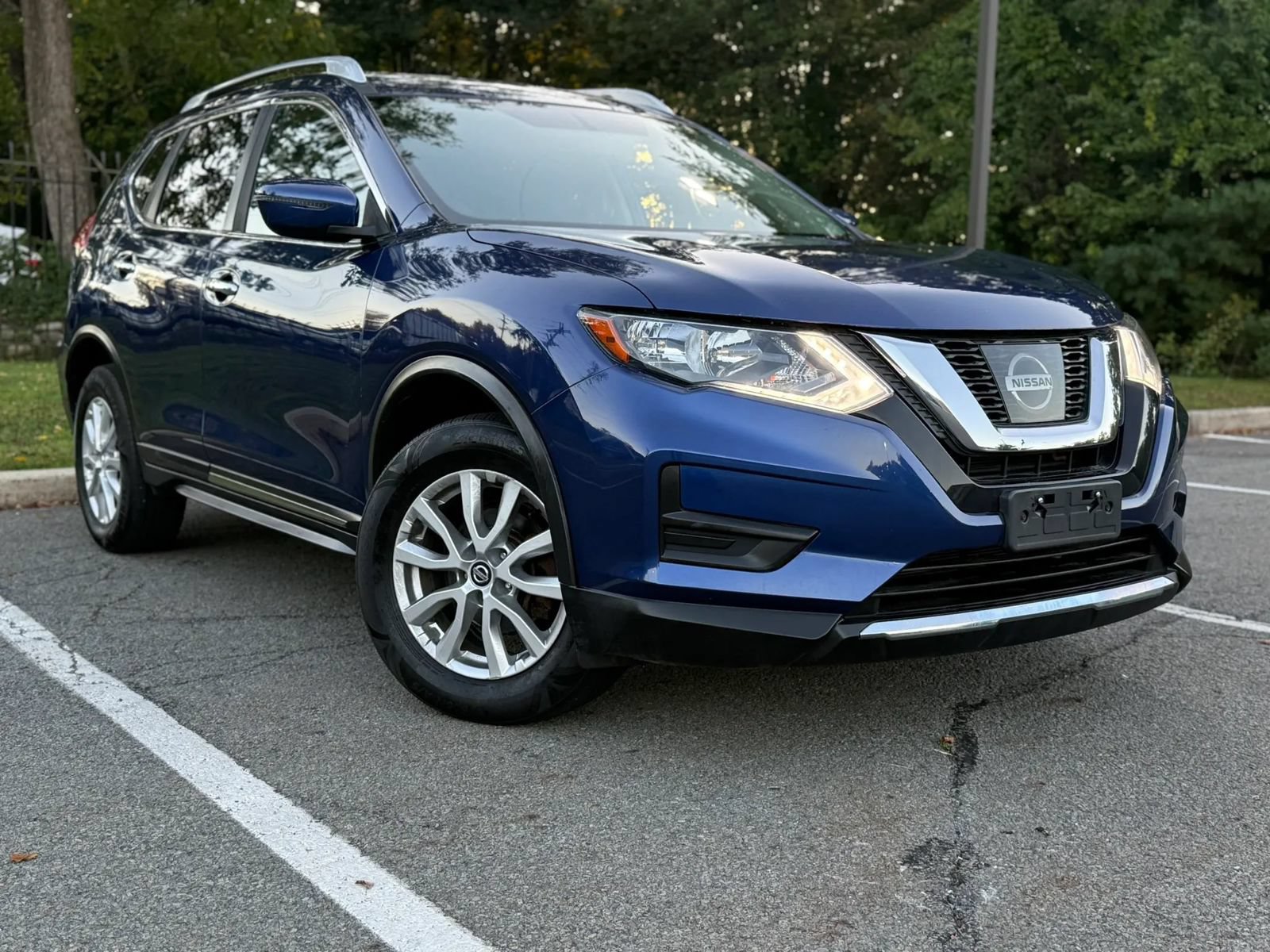 Used 2017 Nissan Rogue SV AWD/4WD image 1