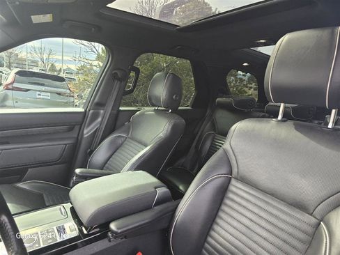 Used 2017 Land Rover Discovery HSE image 11