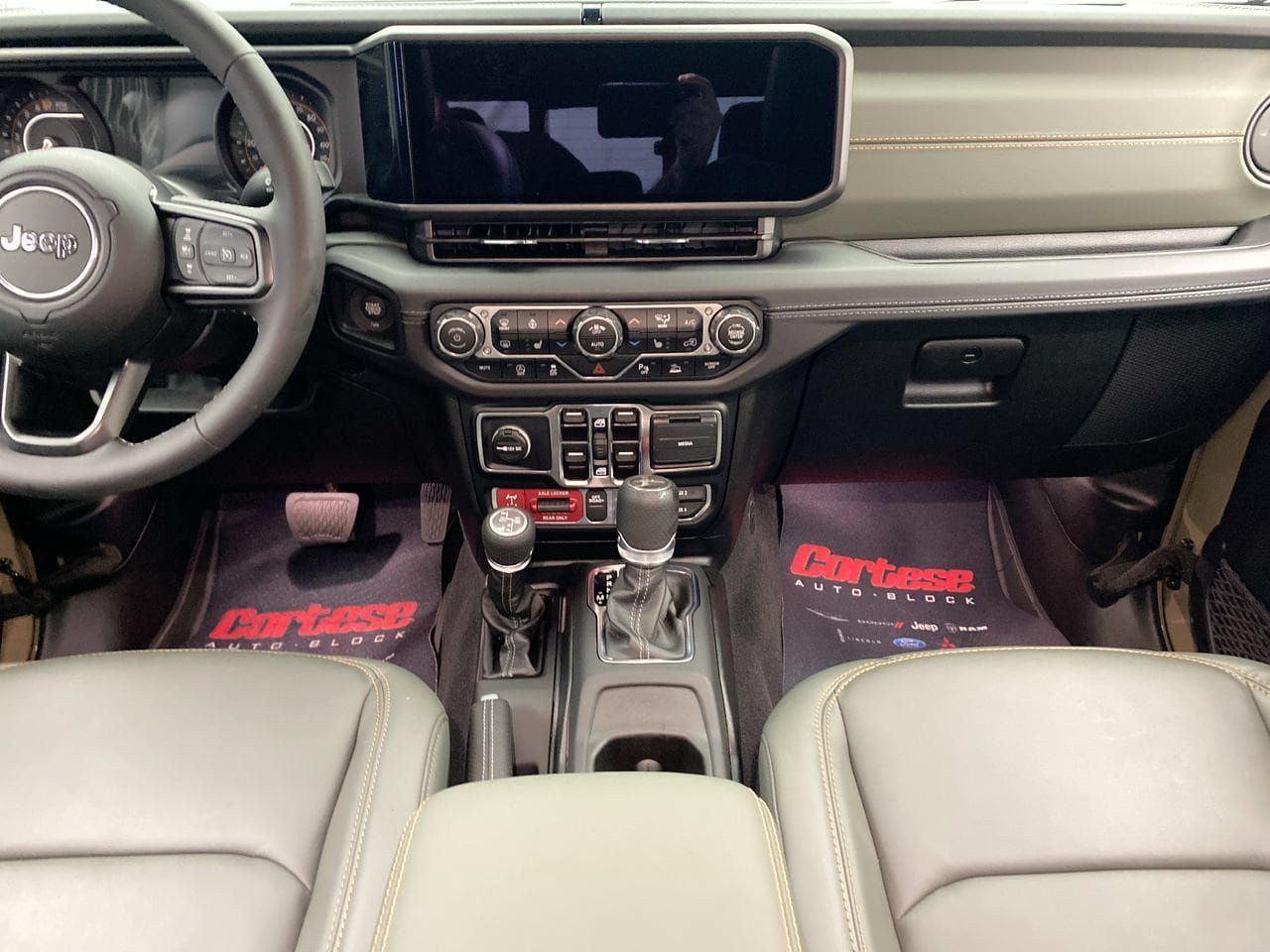 Used 2025 Jeep Gladiator Mojave AWD/4WD image 21