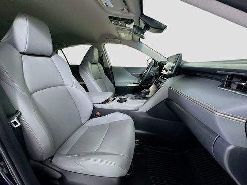 Used 2022 Toyota Venza XLE image 26