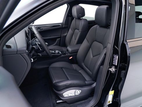 Certified 2026 Porsche Macan AWD/4WD image 5