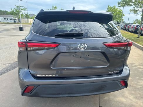 Used 2020 Toyota Highlander XLE AWD/4WD image 6