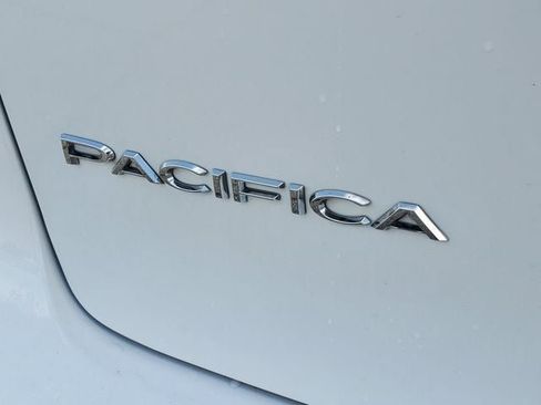 Used 2024 Chrysler Pacifica Limited FWD image 32